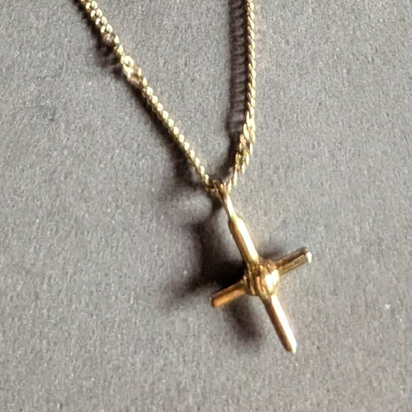 Missoma x Lucy Williams Gold Ridge Cross Necklace - Picture 11 of 16